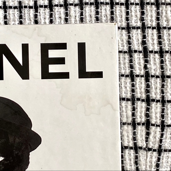 Chanel Coffee Book Table - Home Accessories 🖤 - Picture 3 of 11